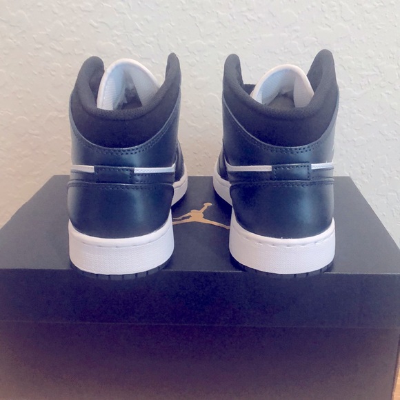 🖤🤍NIKE AIR JORDAN 1 MID GS SNEAKERS🤍🖤 - Picture 9 of 11